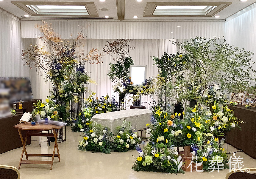 花祭壇の写真 白、グリーン、ブルー、黄色、色とりどりのお花でフラワーゲートをお作りし、公園のような雰囲気の空間をイメージして