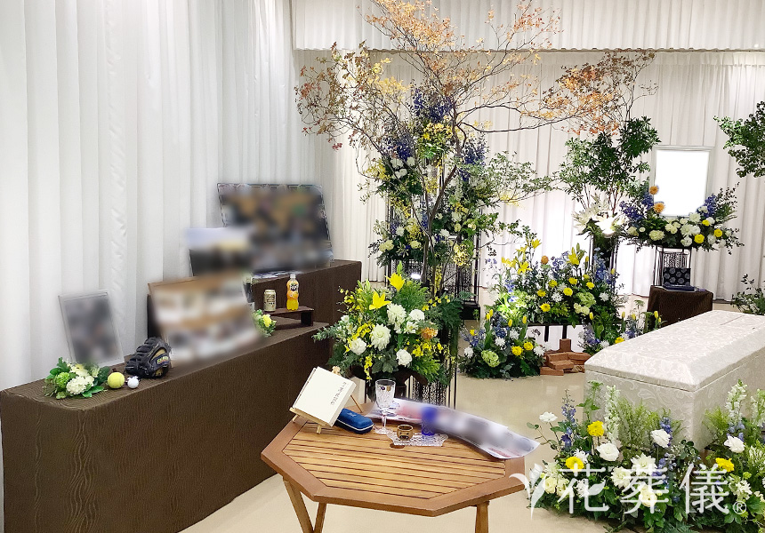 清らかな空間の花祭壇