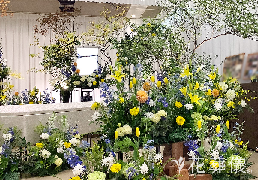 清らかな空間の花祭壇