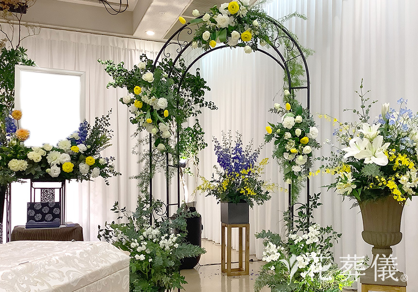 清らかな空間の花祭壇