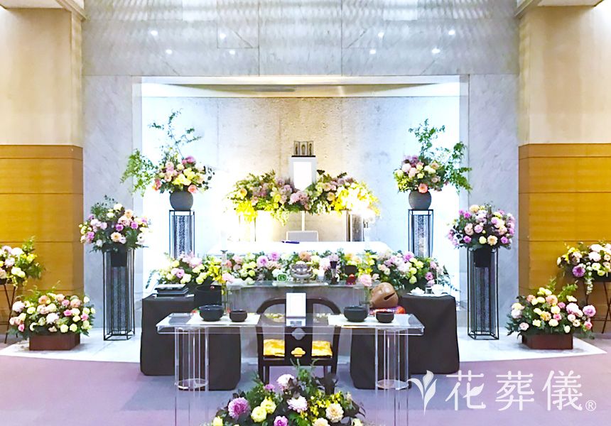 柔らかな色彩が織りなすの花祭壇