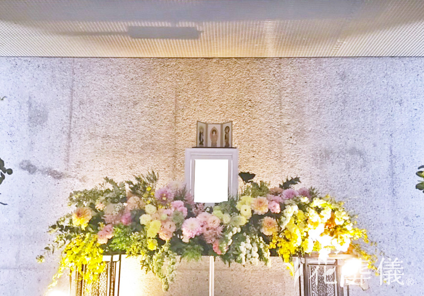 柔らかな色彩が織りなすの花祭壇