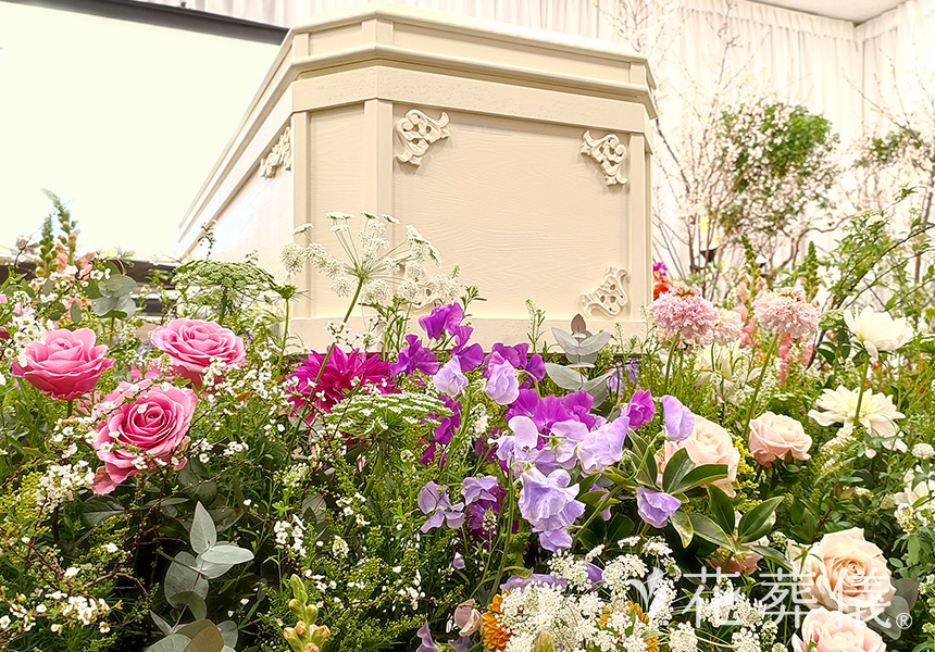 お花の丘の宝箱の花祭壇