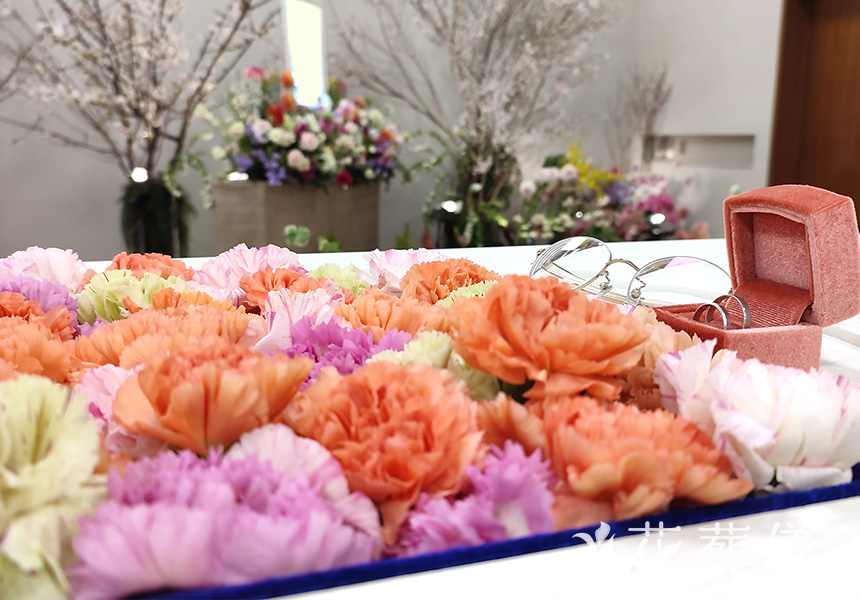 お花の丘の宝箱の花祭壇