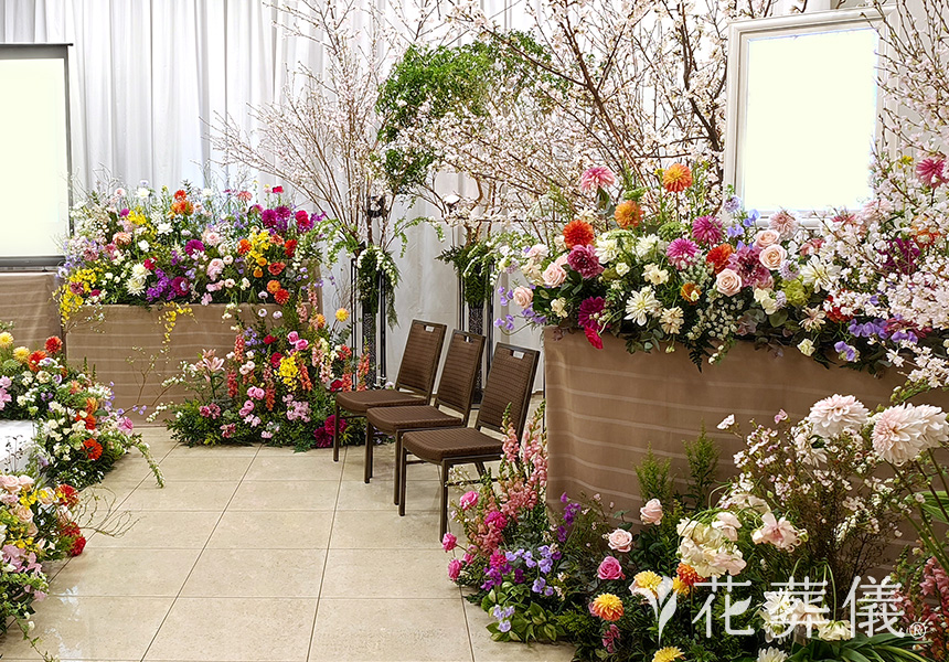 お花の丘の宝箱の花祭壇