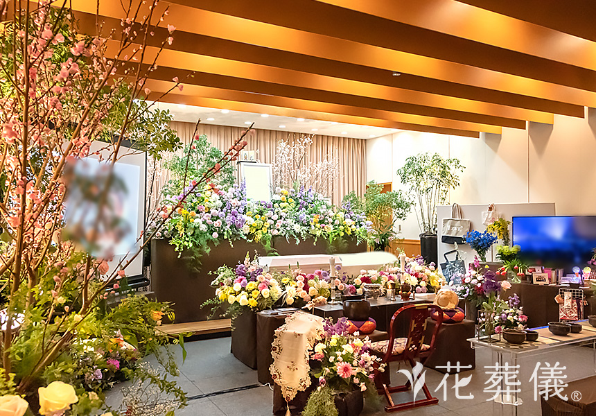 桜舞う庭の花祭壇