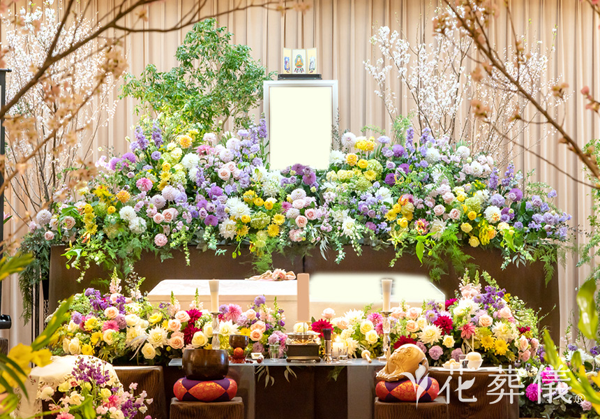 花葬儀の花祭壇 ガーデニングがお好きだった奥様のためにつくった世界でたったひとつの春のお庭をイメージした花祭壇