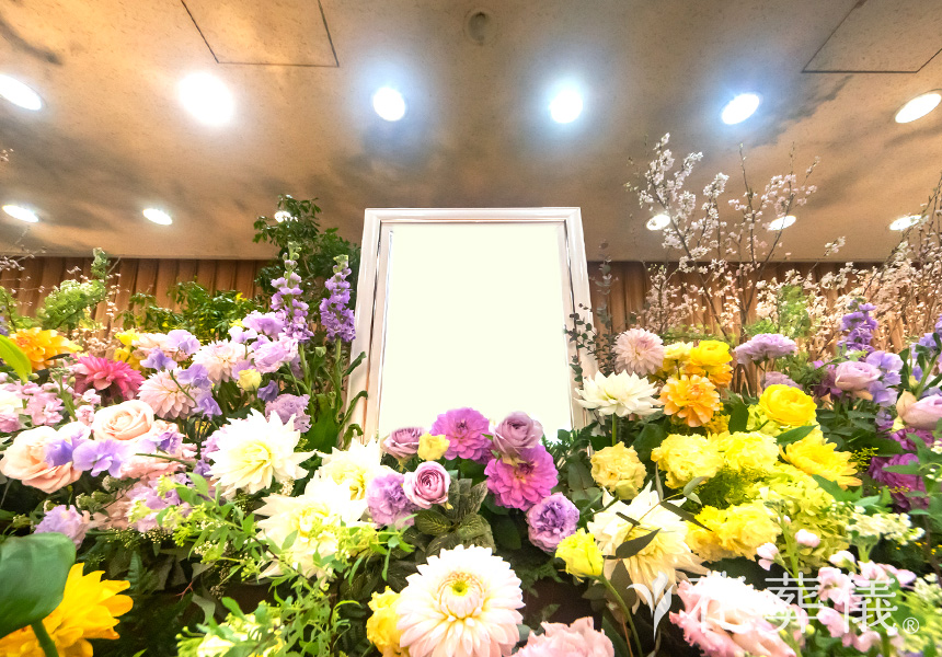 桜舞う庭の花祭壇