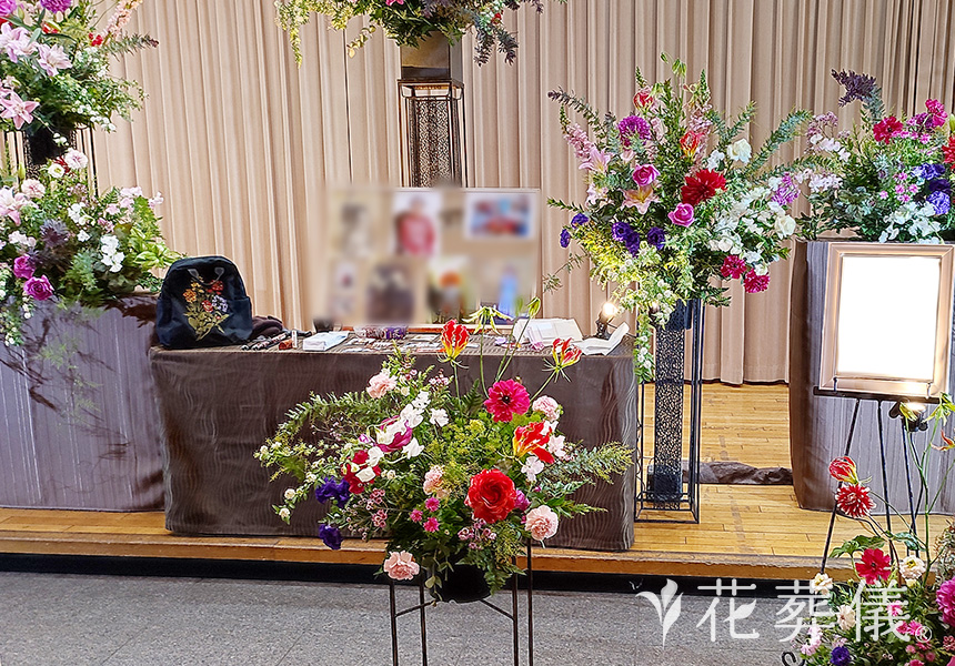 華やかな空間の花祭壇