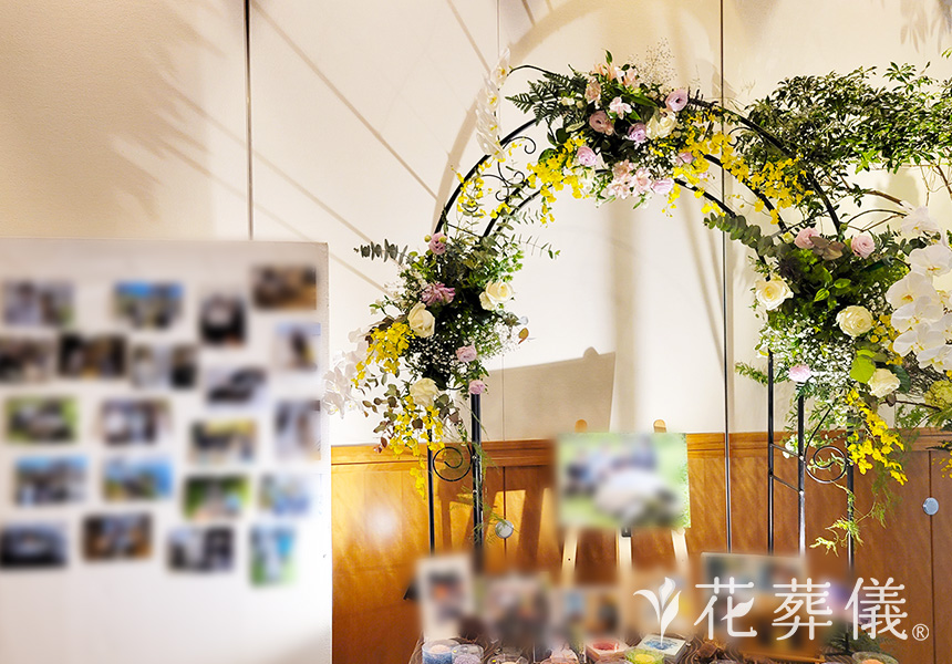 お花畑を通りの花祭壇