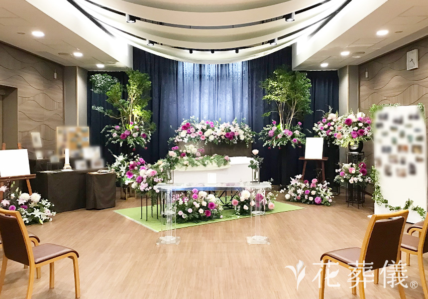 好きな花々に囲まれての花祭壇