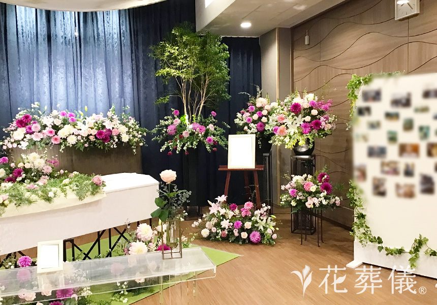 好きな花々に囲まれての花祭壇