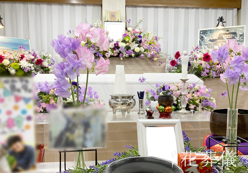藤色の花びらの花祭壇