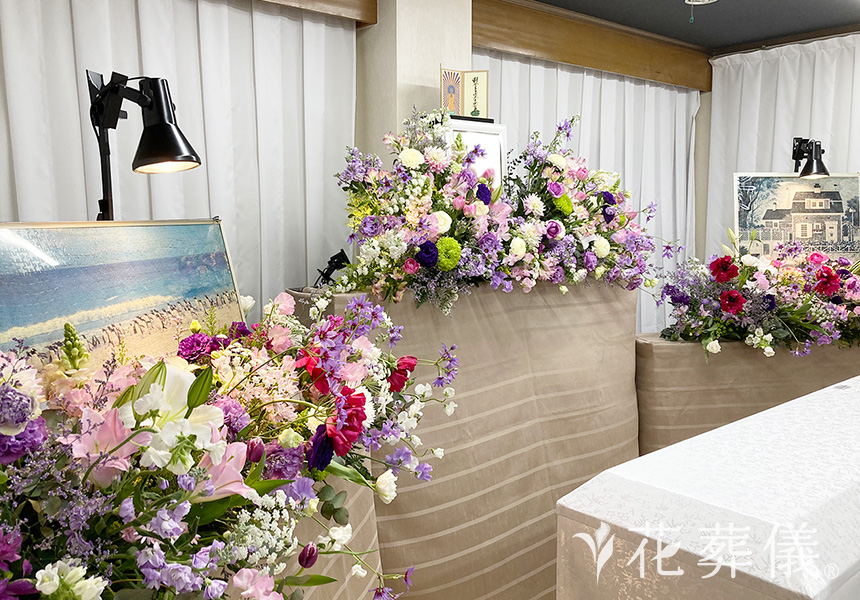 藤色の花びらの花祭壇