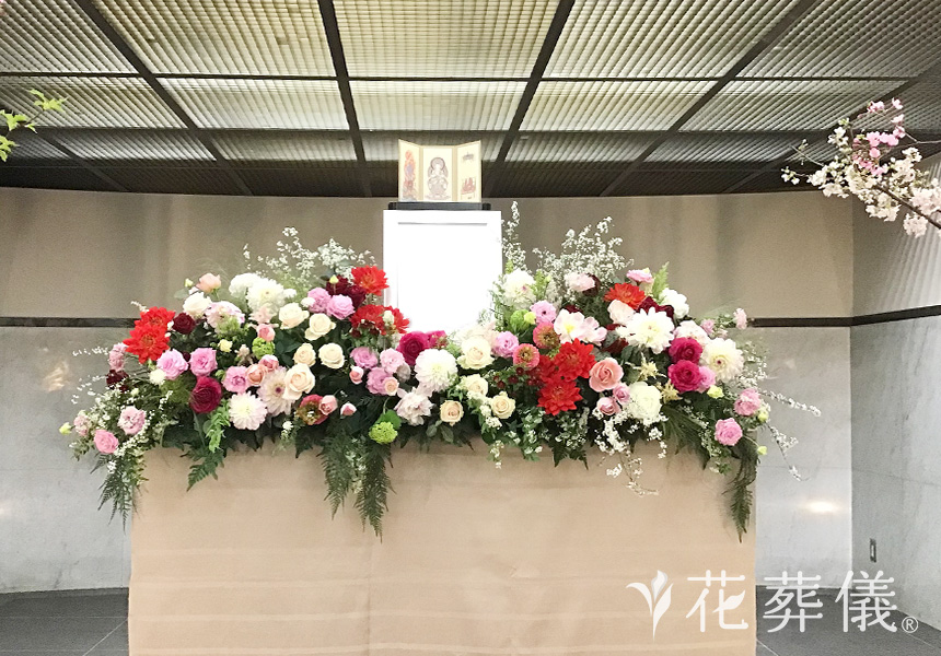 ピンク色のスカーフの花祭壇