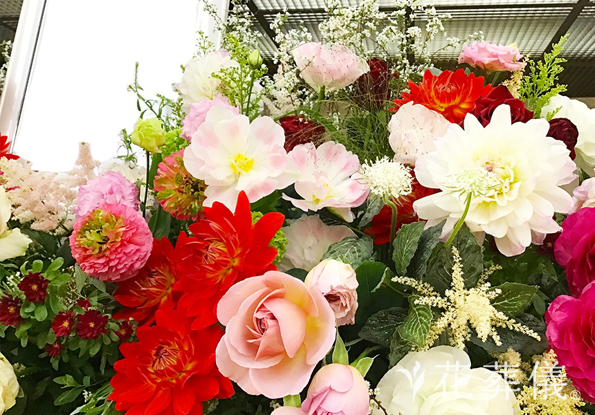 ピンク色のスカーフの花祭壇