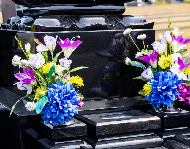 お墓にお供えするお花の色や量、バランスは？