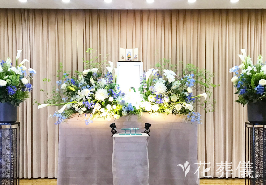 青い空白い雲の花祭壇