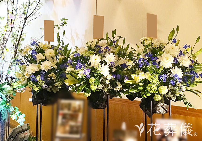 青い空白い雲の花祭壇