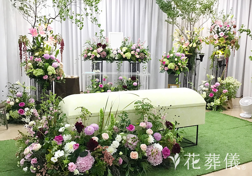 花に囲まれての花祭壇