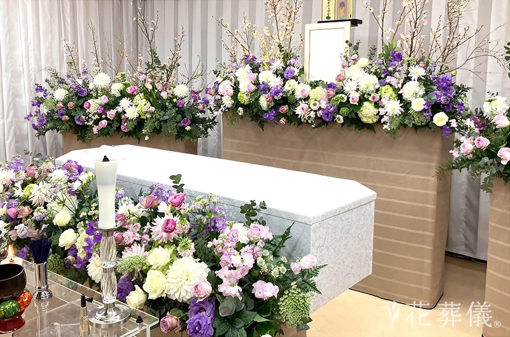 大好きなものに囲まれての花祭壇