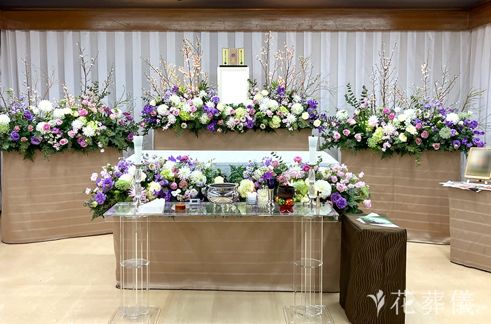 大好きなものに囲まれての花祭壇