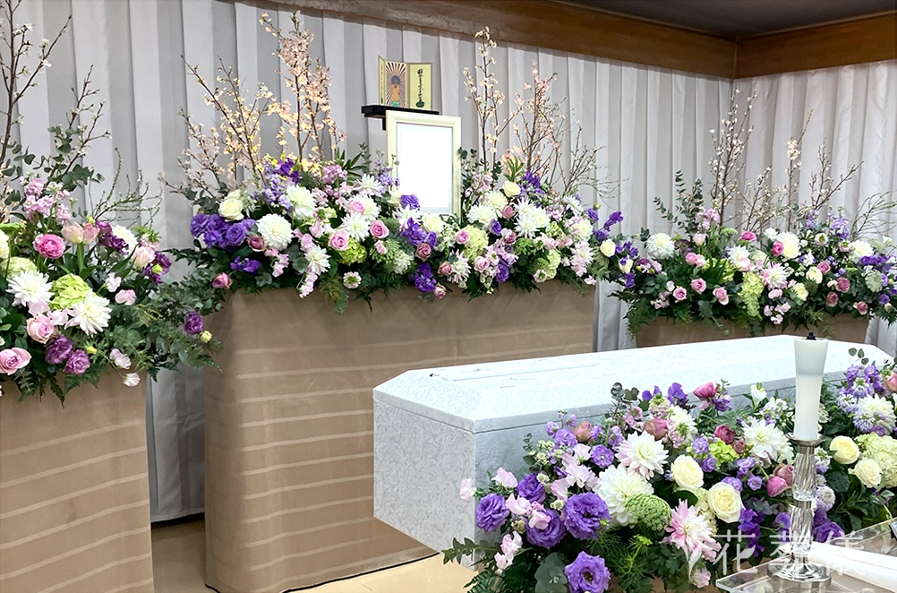 大好きなものに囲まれての花祭壇