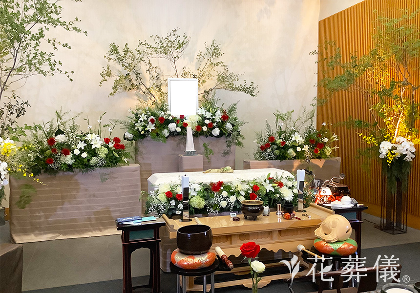 花祭壇ギャラリー 白グリーンのお色味で、グリーンの自然の中を散歩しているような空間をイメージして