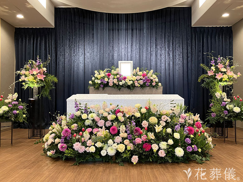 しおかぜホール茜浜で葬儀を行ったお客様の祭壇写真02