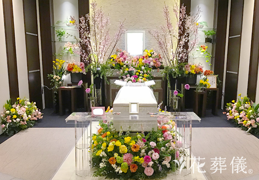 花葬儀の花祭壇 お花がお好きだった奥様のために、ご主人様の想いが詰まった世界でたったひとつの花祭壇