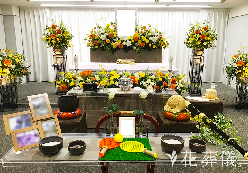花葬儀の花祭壇 スポーツがお好きで活発だったお母様のためにつくった元気なイメージの世界でたったひとつの花祭壇