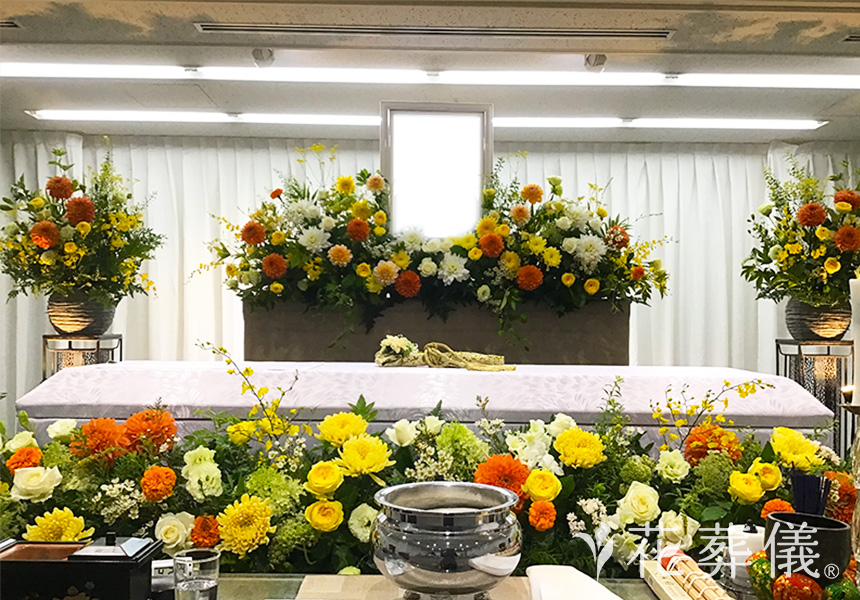 太陽の下の花祭壇