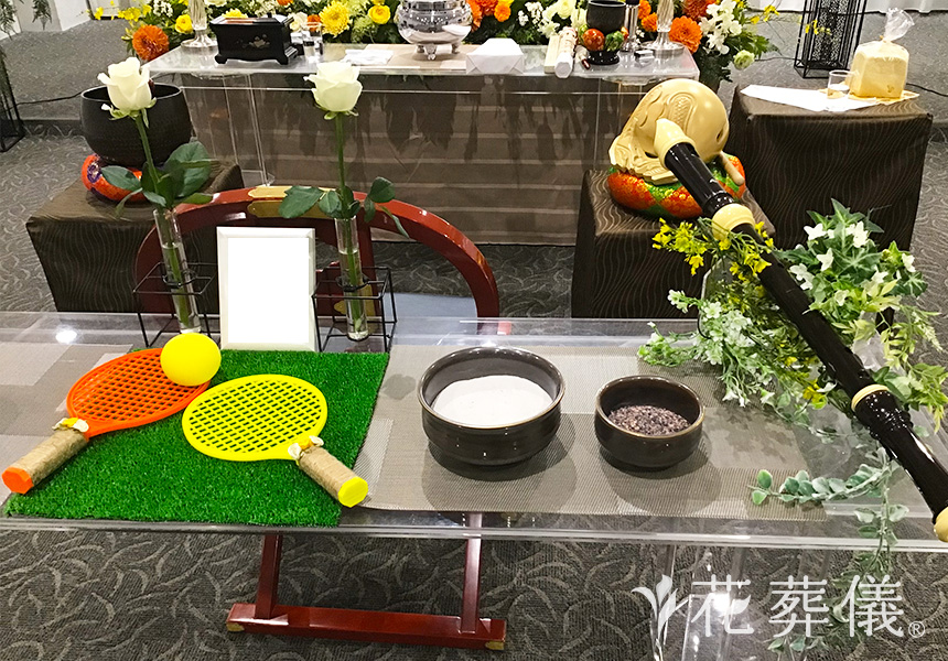 太陽の下の花祭壇