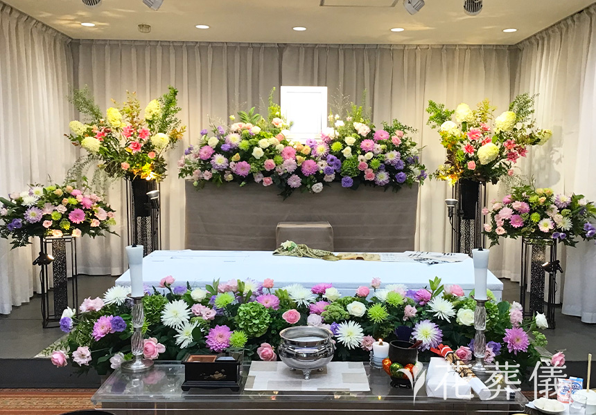 花の祭壇 白・グリーンをベースに紫色の濃淡で上品に、濃ピンクの大きなユリと真っ白なアジサイがアクセントとなっている祭壇