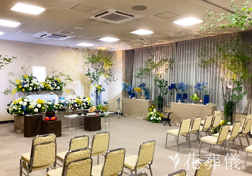 花祭壇の写真 ご主人様が愛した風景、江ノ島・海を感じさせるブルーのお花と江ノ島の自然をイメージした空間