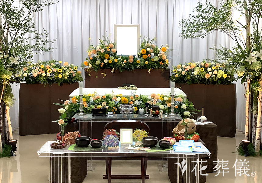 花祭壇の写真 お好きだったビタミンカラーでご家族様が元気がでる祭壇。白樺を使用し、故郷北海道の大自然の空間をイメージして
