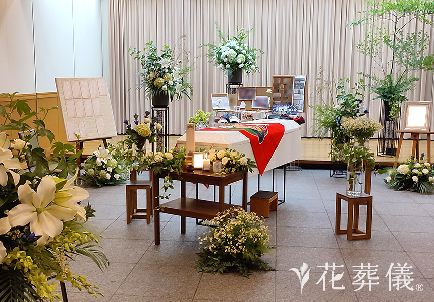 花祭壇の写真 グリーンとホワイトを中心にブルーを差し色にナチュラルな雰囲気の空間をイメージして