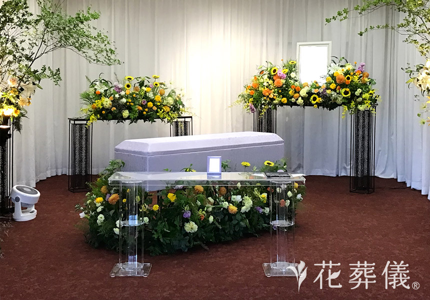 花火と華に囲まれての花祭壇