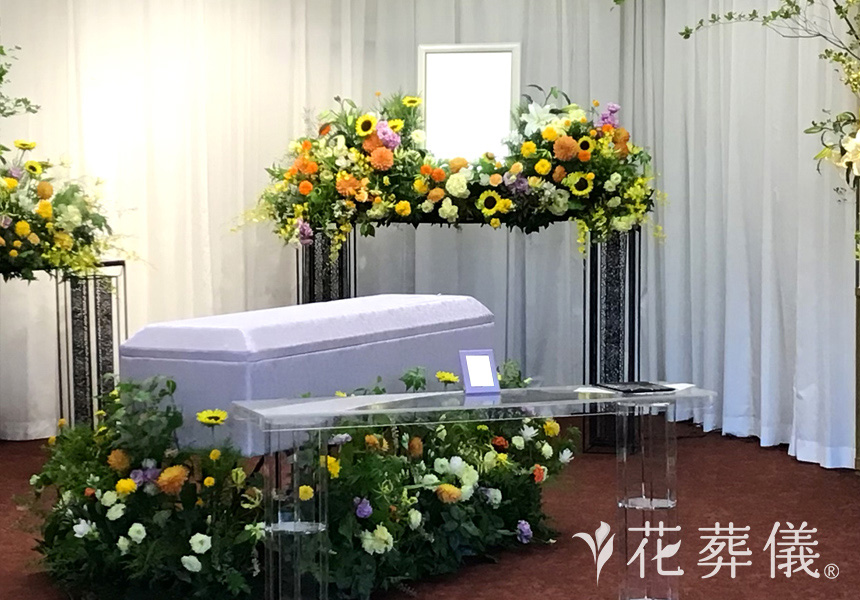 花火と華に囲まれての花祭壇