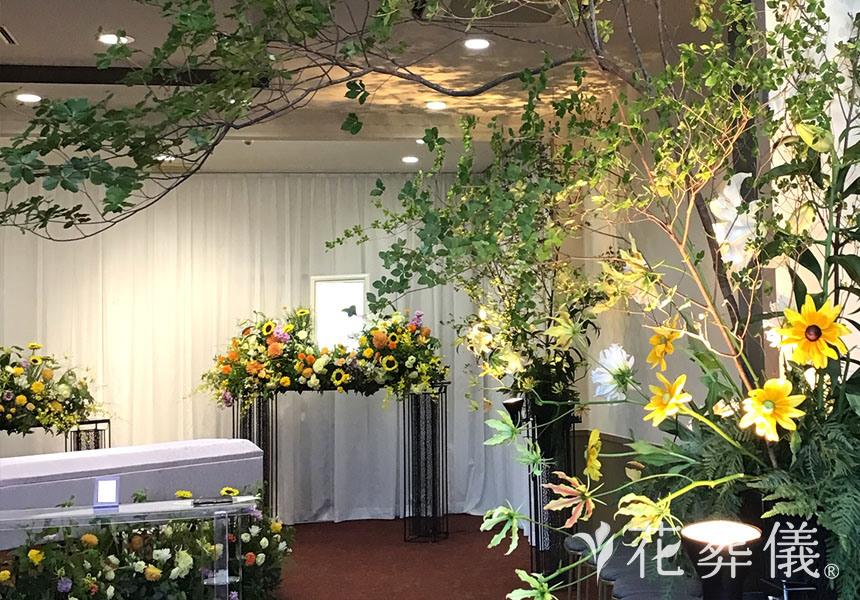 花の祭壇　ドウダンツツジと奥様がお好きだったラベンダーカラーを差し色に、お花に囲まれるようにお飾りた祭壇