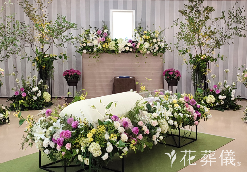 花の祭壇 鉢植え、枝を飾りし、奥様と一緒に育てていたお庭の風景をイメージした祭壇