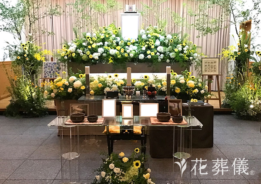 花の祭壇 奥様のお気に入りの着物の色合・白グリーン黄色の祭壇