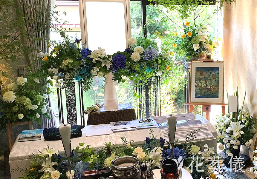 花の祭壇 ホワイトを基調にブルーやイエローを差し色に。爽やかな雰囲気の祭壇