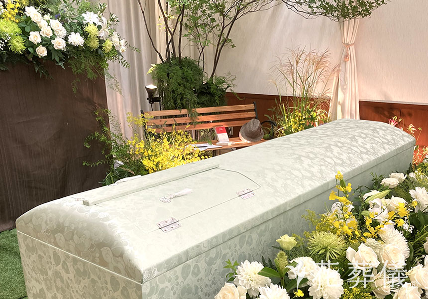 風吹く高原の花祭壇