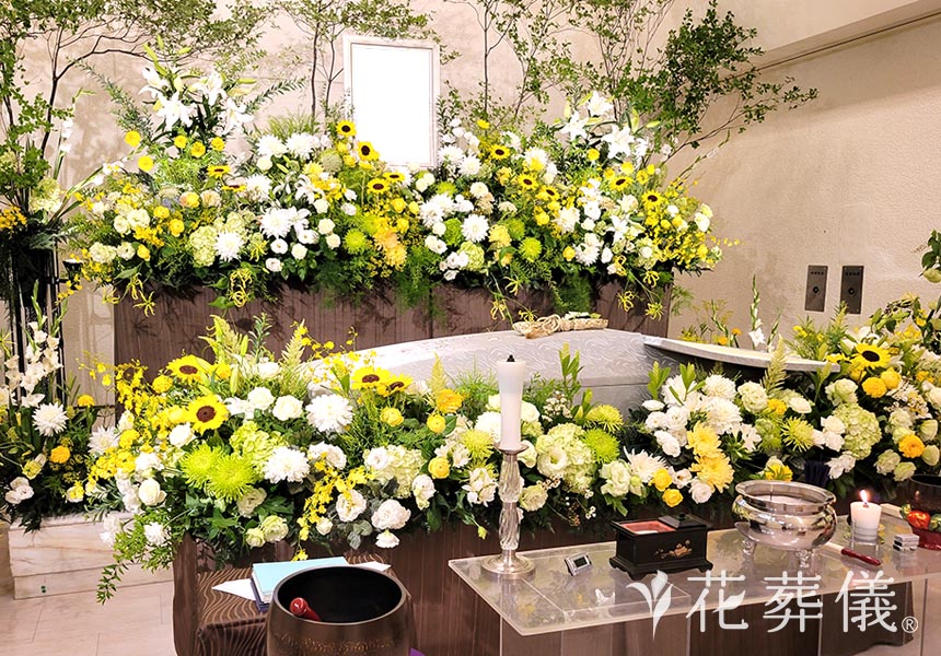 緑豊かにの花祭壇