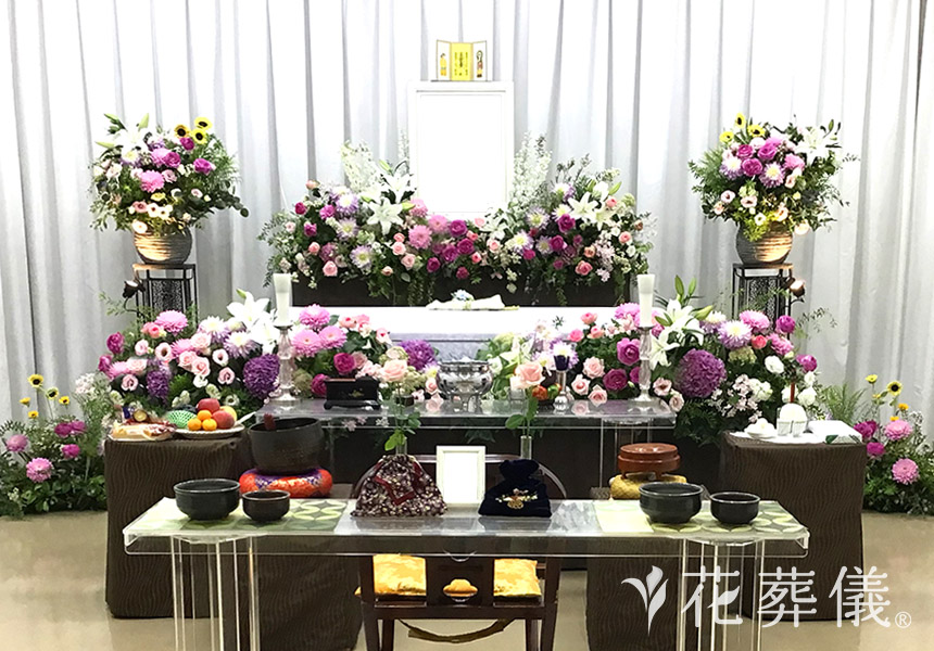 包みこむようにの花祭壇