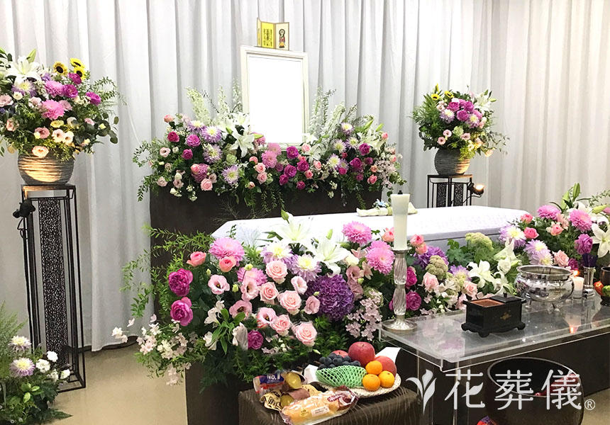 花の祭壇 ピンク濃淡や紫濃淡、白の色合いで奥様の優しい雰囲気を感じられる祭壇