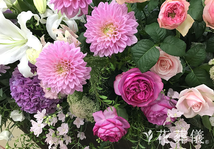包みこむようにの花祭壇