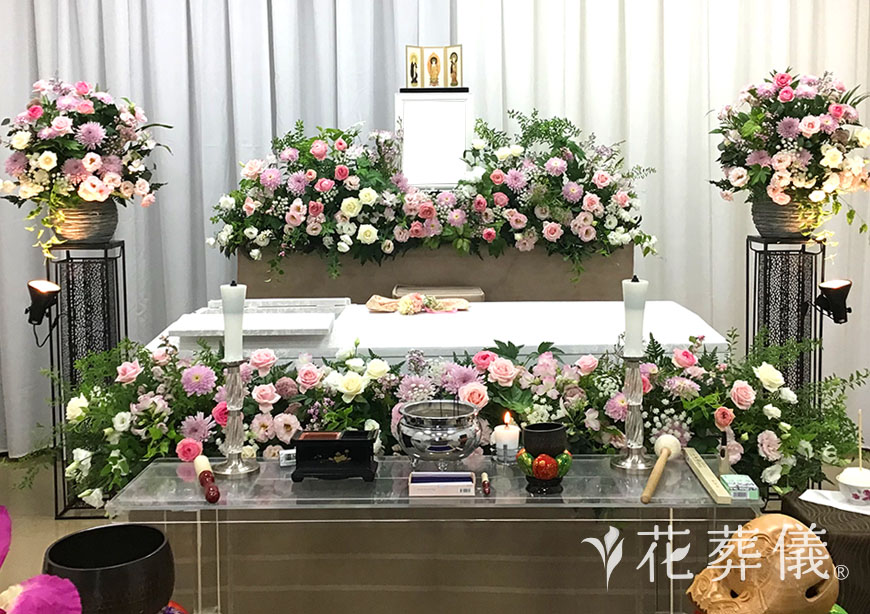 花の祭壇 お母様らしいピンクをベースに全体的に淡いトーンでまとめやわらかな雰囲気の祭壇