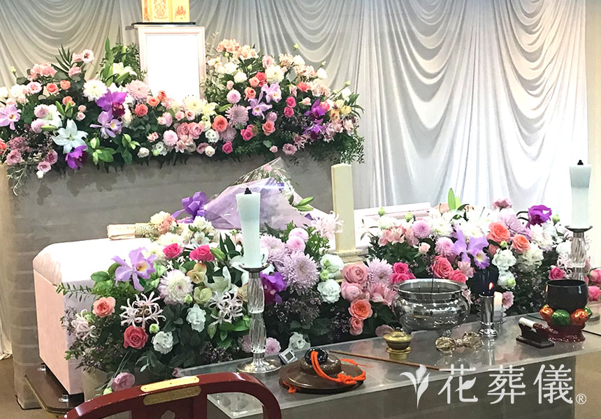 花祭壇ギャラリー お好きだったユリやカトレアのお花を使った華やかなお色味の祭壇